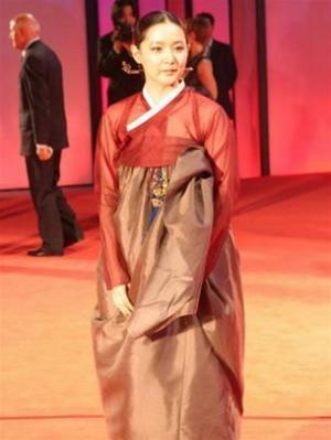 Lee Young Ae: Tôi không phân biệt điện ảnh hay truyền hình