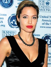 Angelina Jolie muốn nhận thêm con nuôi