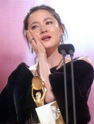 Lee Young Ae đoạt giải thưởng Rồng Xanh