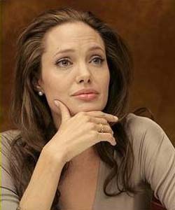 Vì sao Angelina Jolie đột ngột đến Việt Nam?